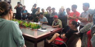 Bà Hạnh (ngồi) bị cơ quan công an bắt vì lừa đảo.