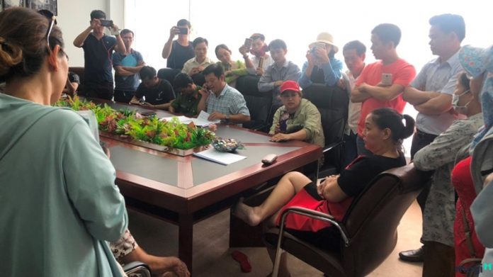 Bà Hạnh (ngồi) bị cơ quan công an bắt vì lừa đảo.